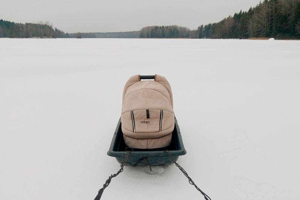Когда встал лед, мы ходили за дровами на другой берег озера с санками-волокушами. Волокуши — универсальная вещь: возим и дрова, и рыболовное снаряжение, и даже детскую коляску