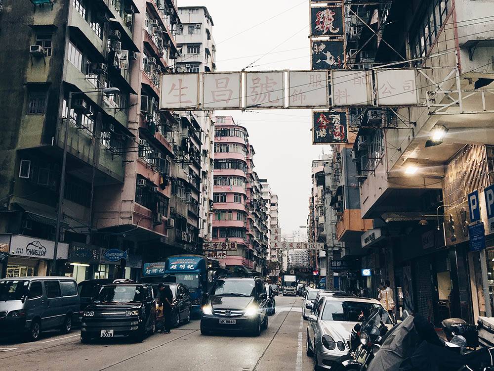 Самый бедный район Гонконга — Sham Shui Po. Здесь можно купить квартиру дешево по местным меркам — за 4 млн $. Первый взнос в этом случае составит 20%, а если квартира дешевле четырех миллионов, то 10%