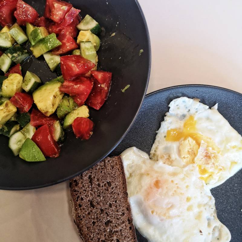 Завтрак: яйца, салат и кофе
