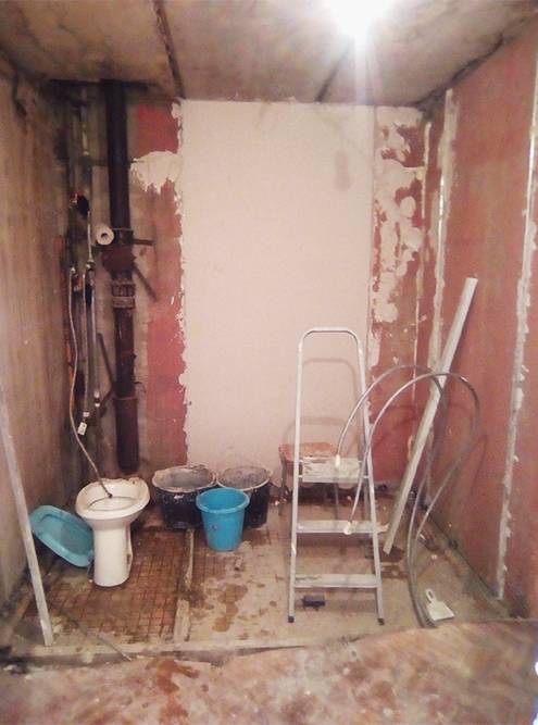 Так выглядели ванная и туалет, когда демонтировали сантехкабину