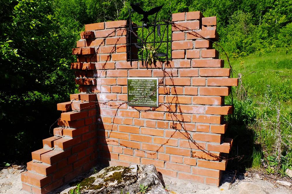 Один из монументов узникам ГУЛАГа. В селе Гаврилова Поляна с 1939 по 1954 год располагался инвалидный отдельный лагерный пункт (ОЛП) № 1
