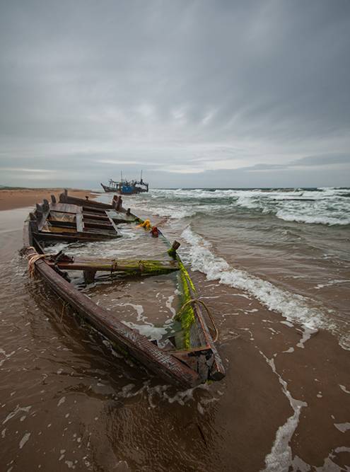 Брошенные на побережье корейские лодки ржавеют и разрушаются