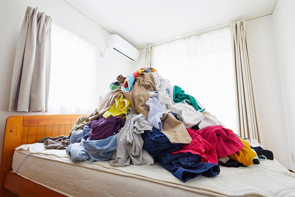 Вот так можно сложить одежду. Когда вы выложите вещи одного типа в кучу, увидите, насколько их много, и расстаться с ними станет легче. Фото: Yuki Kondo / Getty Images
