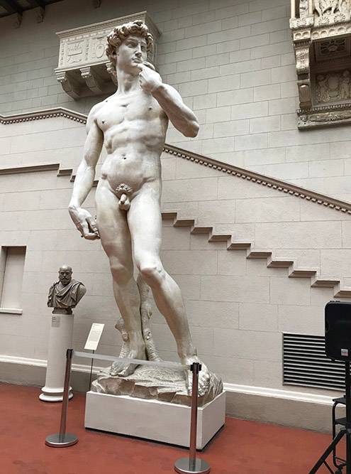 Копия статуи Микеланджело стоит на первом этаже музея