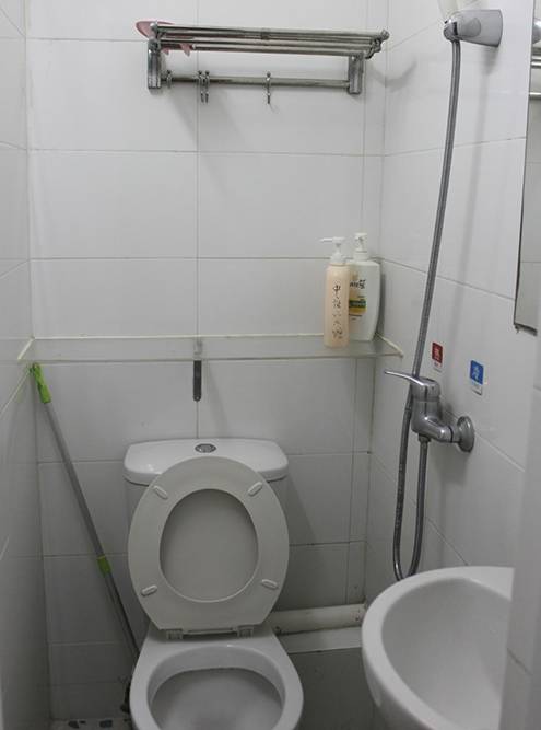 Ванная комната была миниатюрной, но чистой. На материковом Китае вместо привычного нам туалета может быть дырка в полу