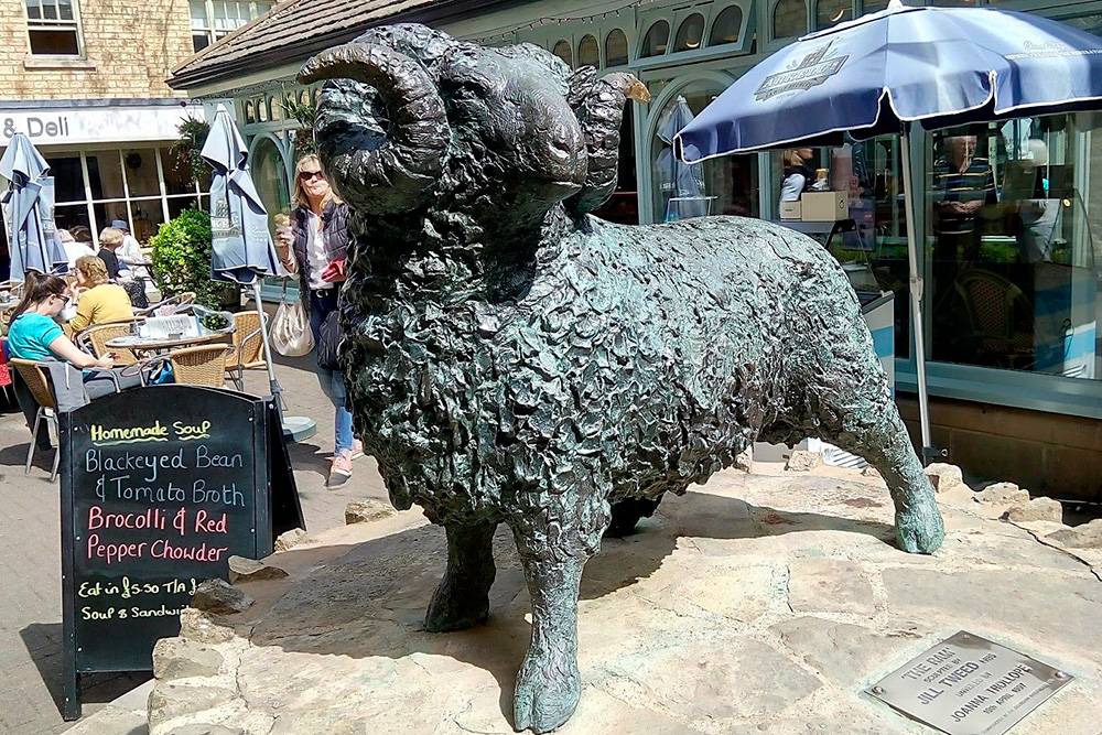 Скульптура барана на рынке «Вулмаркет» в Сайренсестере. В Средние века шерсть котсуолдских овец ценилась по всей Европе. На деньги, вырученные от продажи шерсти, построены многие церкви. Их тут называют «шерстяными»