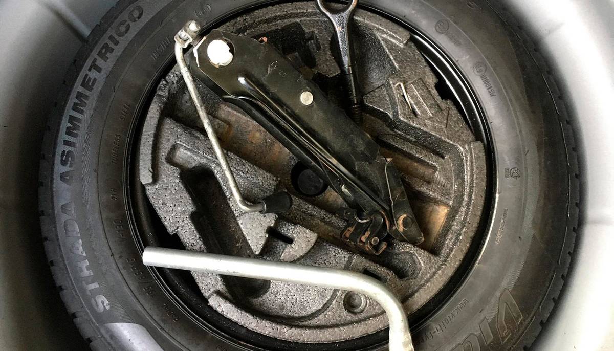 Полноразмерное запасное колесо с органайзером из пенопласта, который фиксирует рожковый ключ, домкрат и буксировочную проушину
