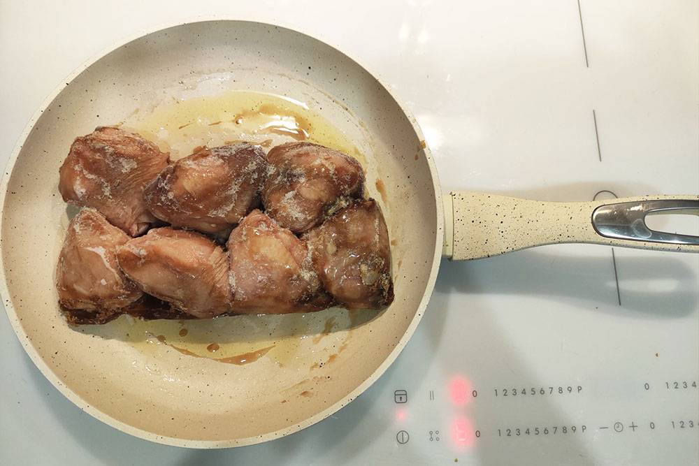 Так выглядят замаринованные в соевом соусе куриные ножки. Их можно заранее разморозить в холодильнике или выложить на сковороду замороженными и сразу начать обжаривать