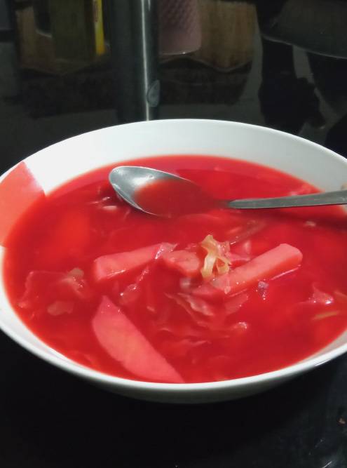Я приготовила в доме моего друга борщ, чтобы показать, как выглядит наш суп. Друг пробовал борщ, когда учился в России, поэтому был рад снова его поесть. А его семье суп показался сладким
