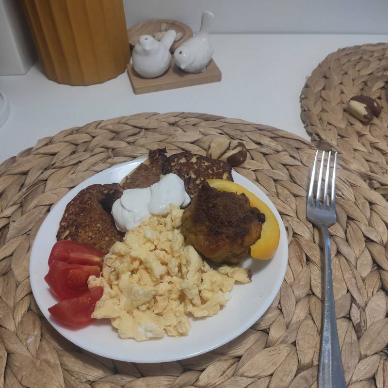Мой плотный завтрак: кабачковые оладушки, скрэмбл, черри, желтый перец, соевый майонез, тыквенный кекс и два бразильских ореха