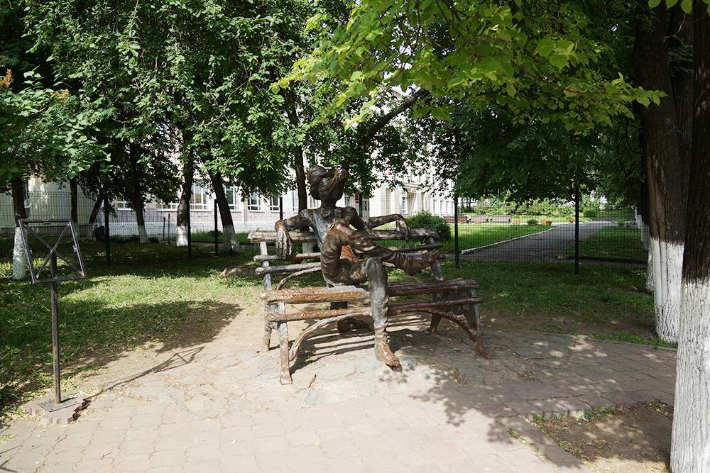 Памятник крокодилу — вполне себе фотозона. Можно сфотографироваться рядом
