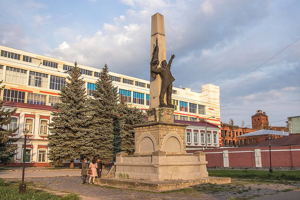 Морозовские фабрики. Монумент на месте стачки рабочих в 1885&nbsp;году. Источник: ru.wikipedia