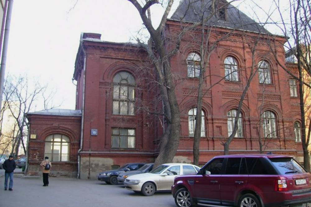 Раньше в этом здании была детская поликлиника. Теперь она переехала на 50 метров вглубь и выглядит стандартно. Источник: yandex.ru