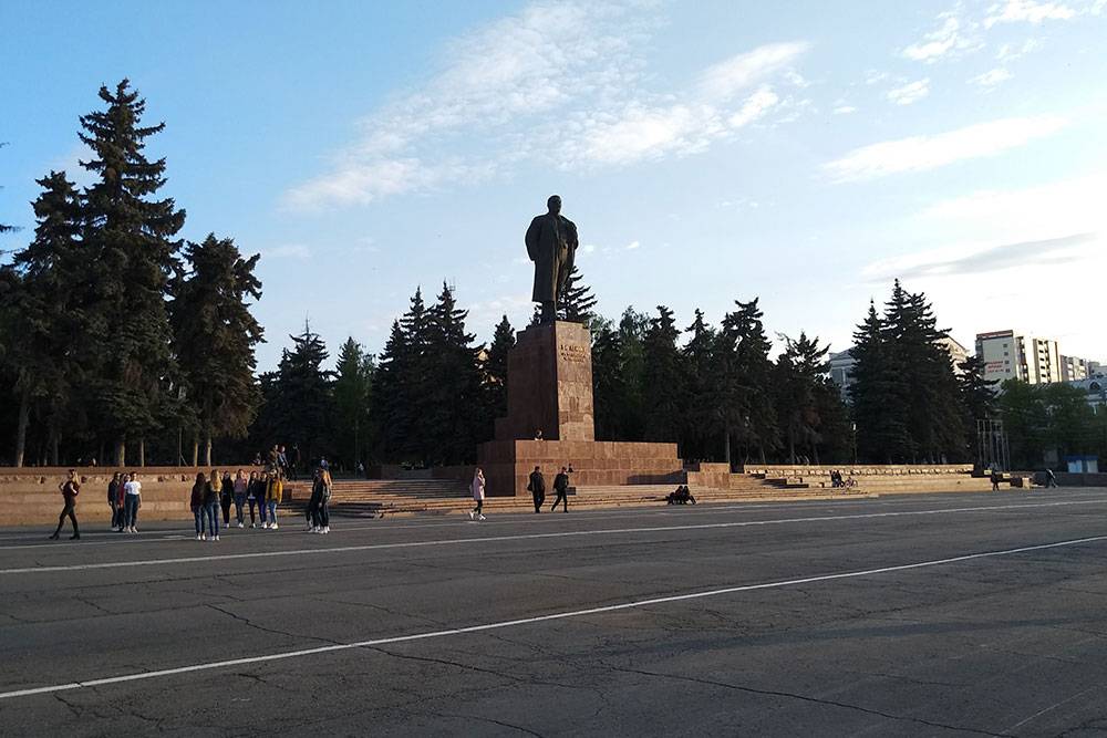 Проспект Ленина и площадь Революции — самое сердце города. Это самая красивая часть Челябинска, я часто здесь гуляю с девушкой и любуюсь архитектурой