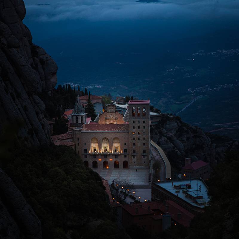 Вечером монастырь на горе Монсеррат напоминает сказочный замок