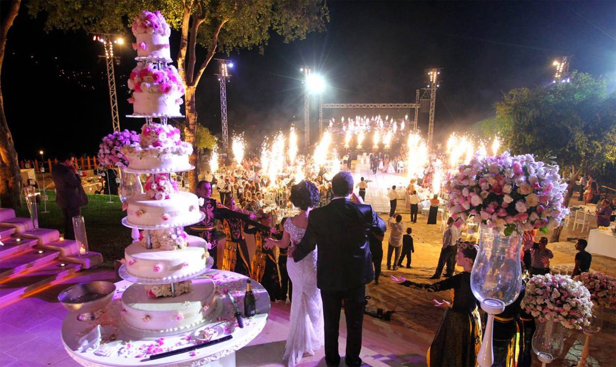 Типичная ливанская свадьба — гигантский торт, фейерверки, музыканты и сотни гостей