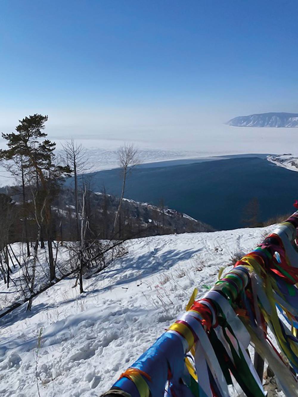 По местной традиции туристы повязывают разноцветные ленточки на перила