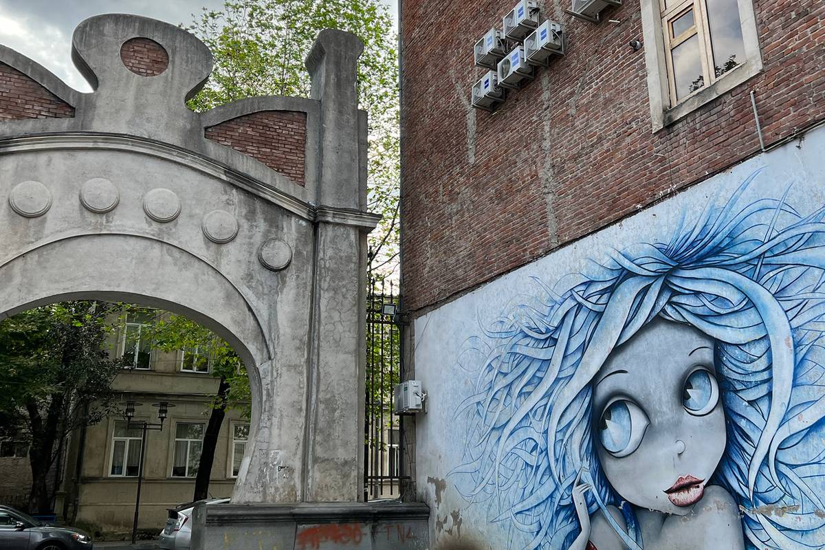 Арка Mon Plaisir во французском стиле знаменует символический вход в Старый город