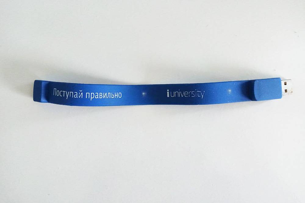 А такую флешку-браслет чуть позже прислали по почте в подарок