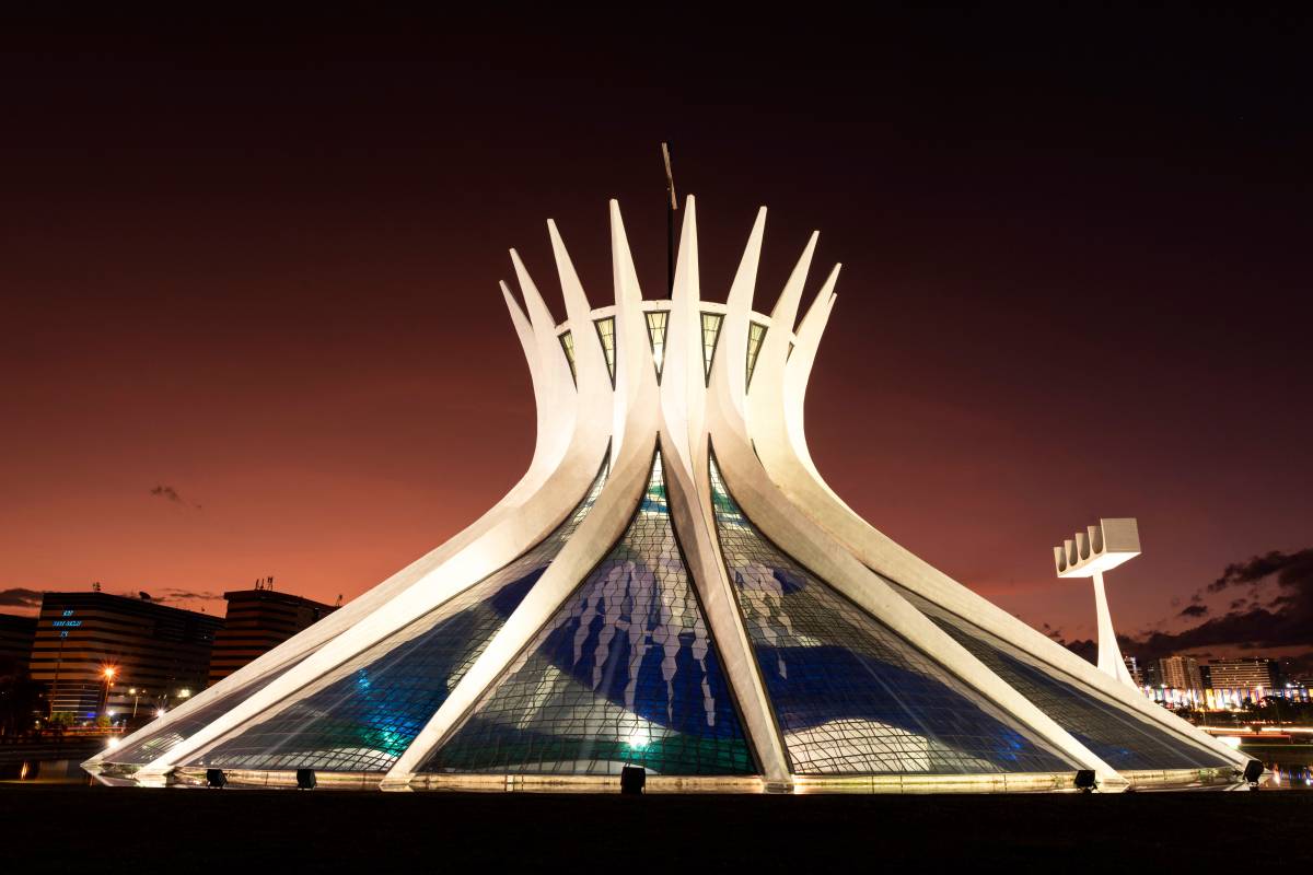 В темноте кафедральный собор кажется еще необычнее. Фото: Alejandro Zambrana / Shutterstock