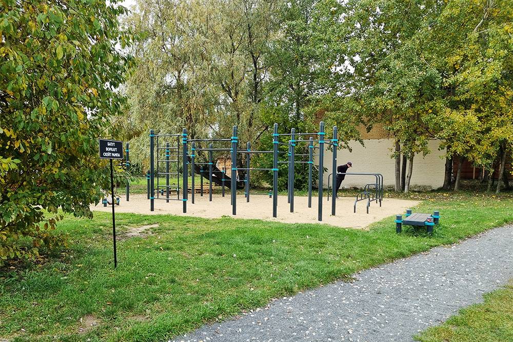 В Строгине много оборудованных уличных спортивных площадок под&nbsp;спорт — даже на игровых площадках иногда встречаются турники для&nbsp;детей