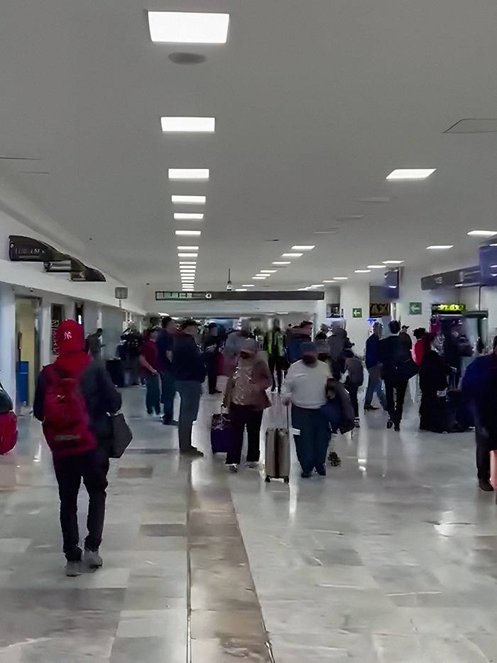 Аэропорт Мехико после паспортного контроля