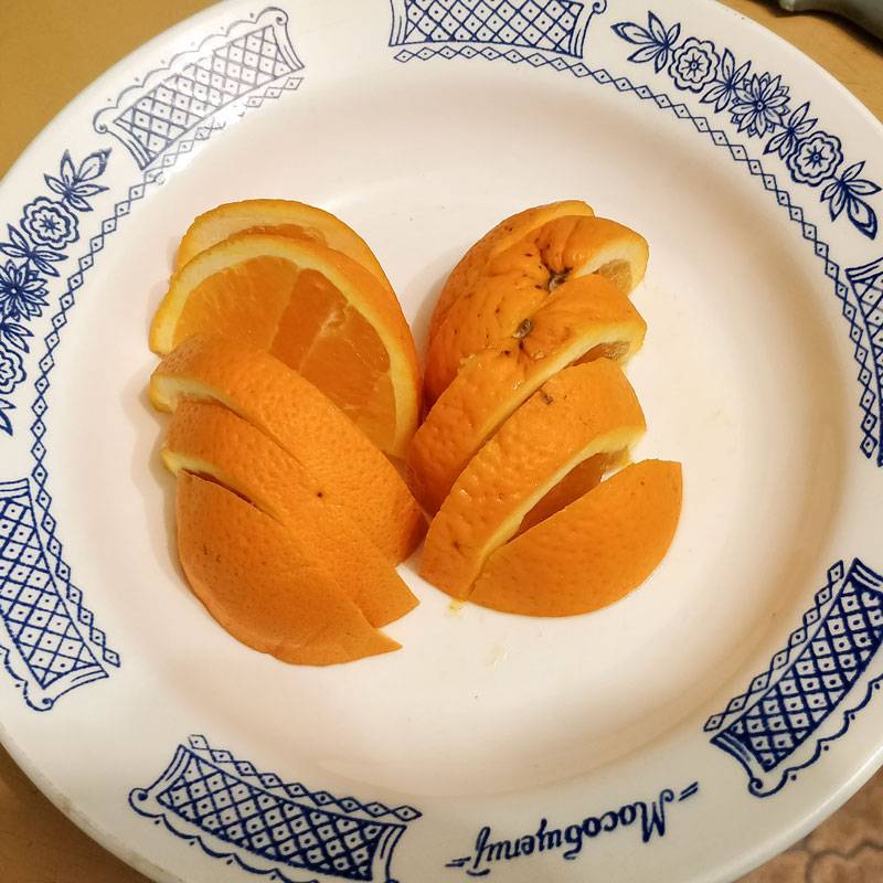 Съела апельсин, который лежал в холодильнике целый месяц