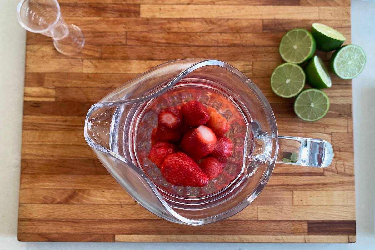 Рецепт клубничного коктейля «Дайкири» в домашних условиях: пошаговый ...