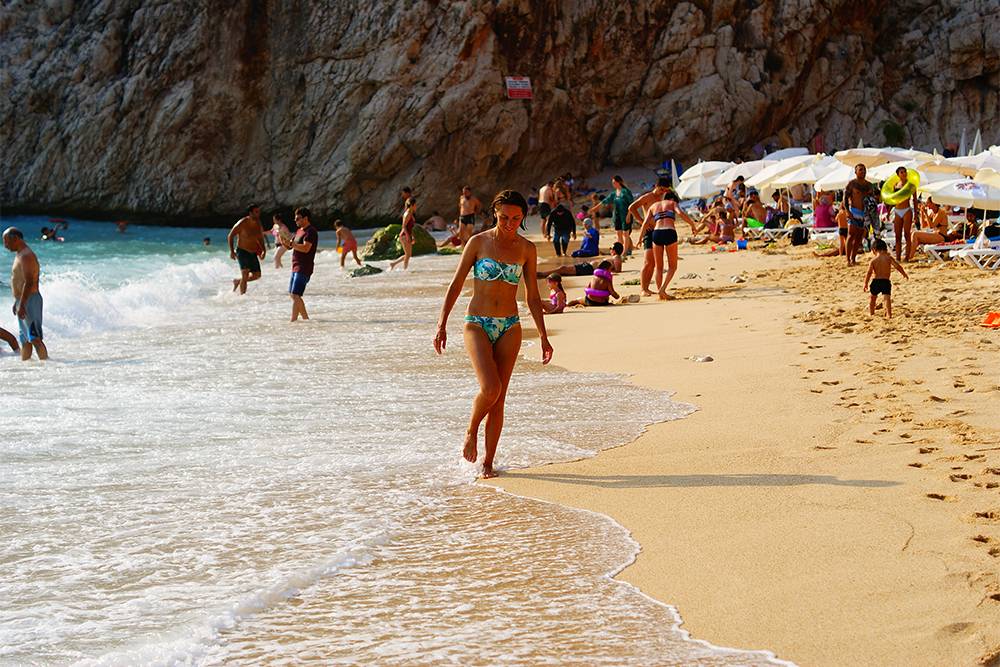 Пляж Капуташ — популярное место у турок. Почти все лежаки были заняты, мы разместились на гальке