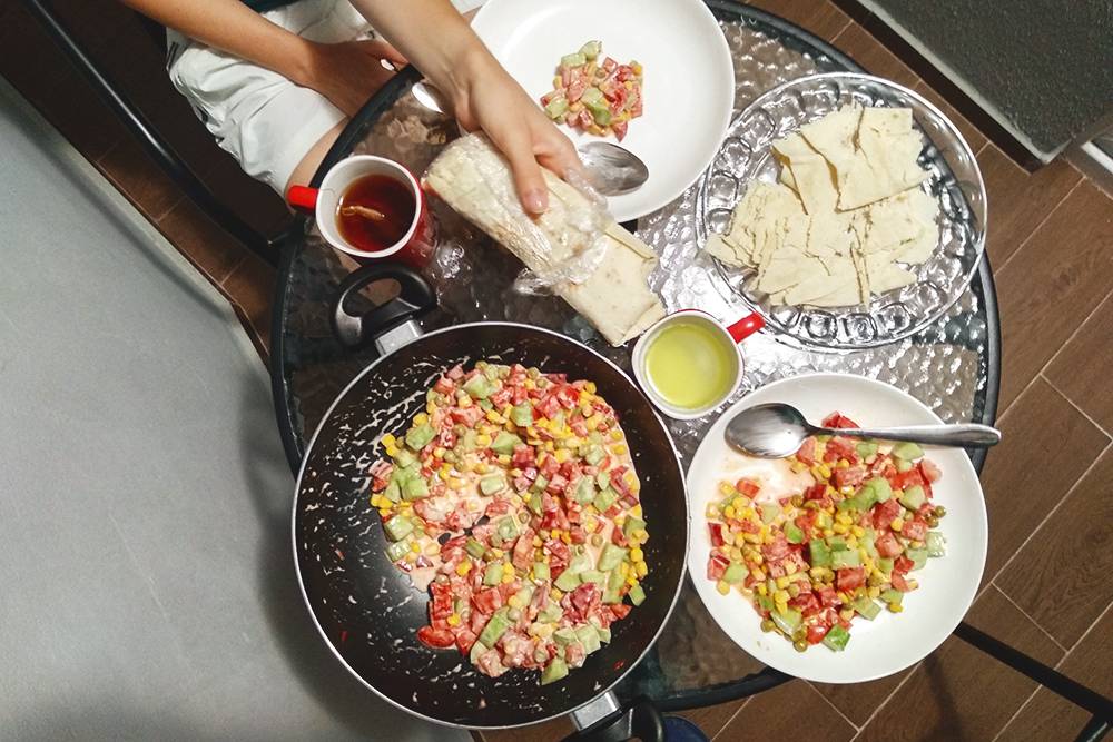 Ужин в Батуми: домашний салат, лаваш и ролл с курицей из «Карфура»
