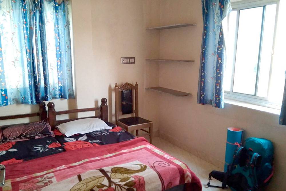 Стандартный номер на двоих в семейном гестхаусе в Удайпуре, Раджастан. В номере есть: кровать, столик, стул и ванная комната. Он стоил нам 350 рупий (339 <span class=ruble>Р</span>) на двоих