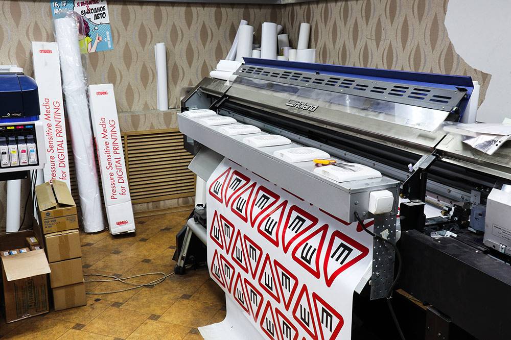 Кирилл и Тойво купили широкоформатный принтер «Роланд» в 2013 году. Он не только жив, но и до сих пор считается флагманом. Пять лет назад он стоил 1,2 млн, сейчас его продают за 1,95. В октябре и ноябре на нем печатают самый популярный товар — наклейки со знаком «шипы»