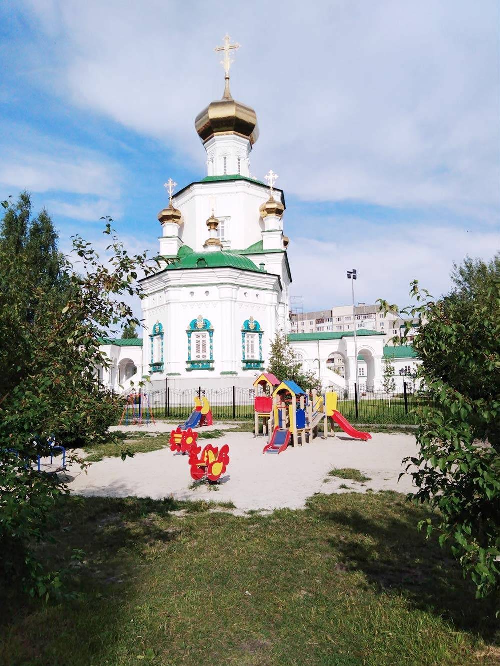 Дорога домой проходит через сквер Депутатов, в нем расположен Собор Благовещения Пресвятой Богородицы. Когда у меня дома все окна открыты, то можно услышать звон колоколов