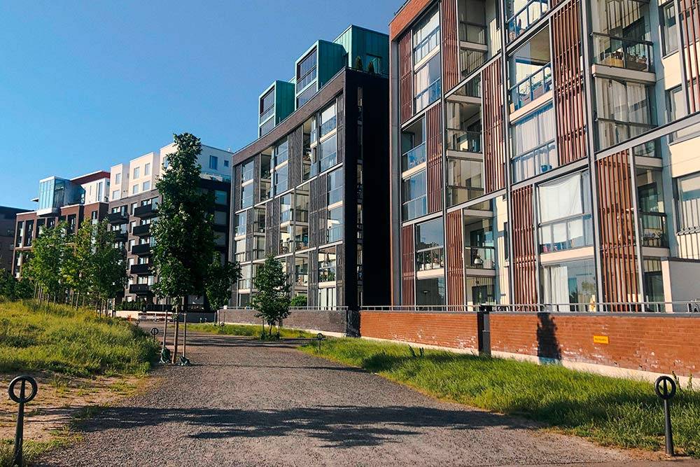 У большинства финских домов новой постройки просторные балконы с&nbsp;окнами в&nbsp;пол. На&nbsp;них очень приятно проводить время и&nbsp;любоваться природой