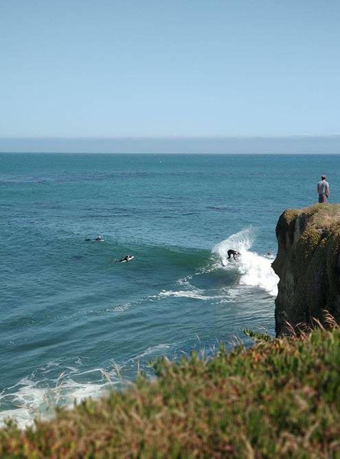 Июнь 2019 года. Серферы рассекают волны у берега Санта-Круза