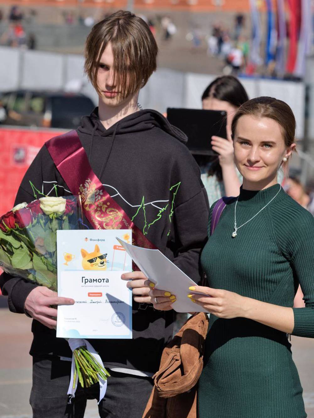 Сын с педагогом из онлайн-школы. В этой школе молодой коллектив — дети и педагоги дружат и рады офлайн-встречам