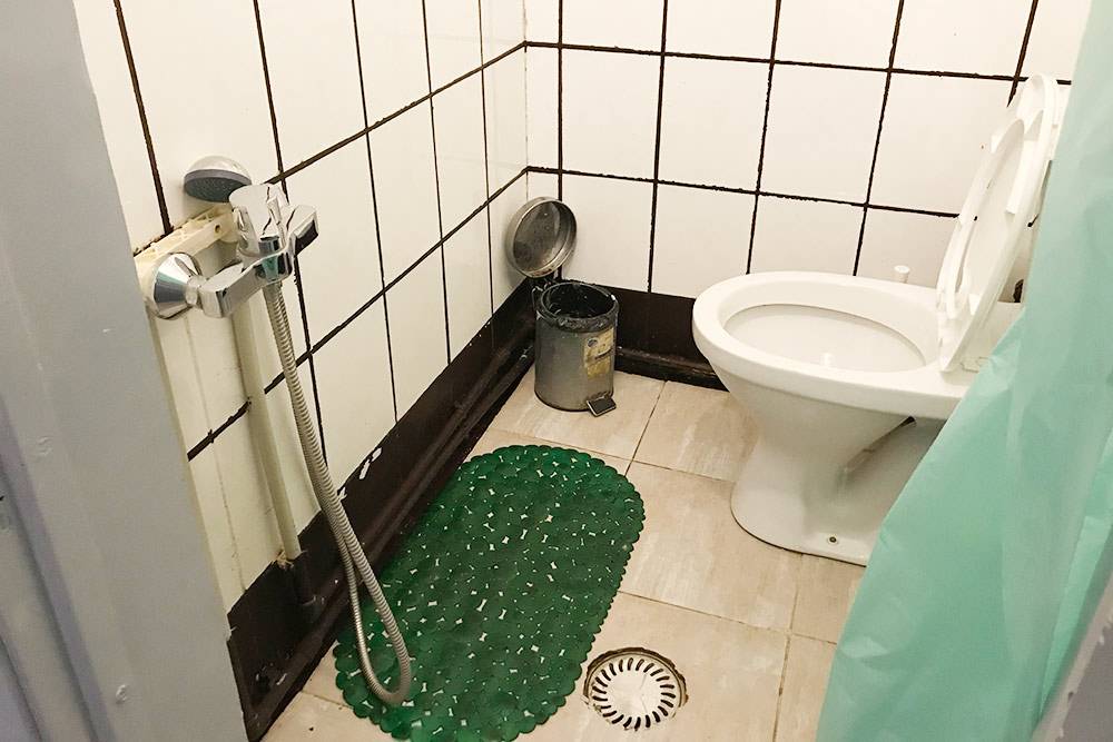 Туалет на третьем этаже, соединенный с душем. Стульчак всегда мокрый, рулоны бумаги тоже