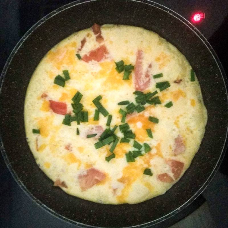 Омлет с помидором, луком и сыром