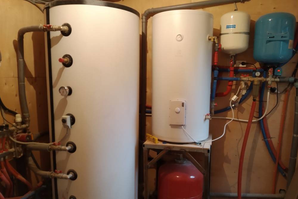 Так выглядит система отопления и водоснабжения в моем доме. Бак слева нагревается ТЭНом и в течение дня запасенная энергия используется в теплых полах