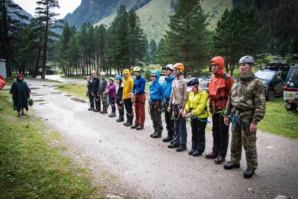 Даже опытным альпинистам нужна команда: вдали от цивилизации может случиться что угодно