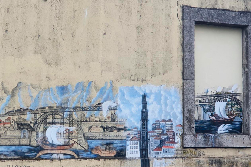 Непарадная часть Порту. Стена в одном из спальных районов