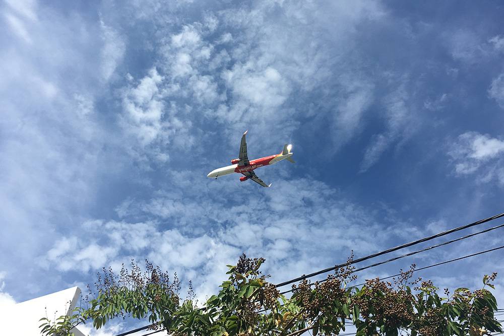 В Дананге аэропорт находится прямо в городе. Это фото я сделал, когда тишину на пагоде нарушил рев авиадвигателя