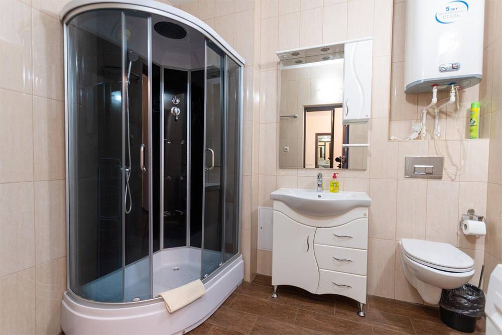 Ванная комната в наших апартаментах, в ней теплые полы и стиральная машина. Источник: booking.com