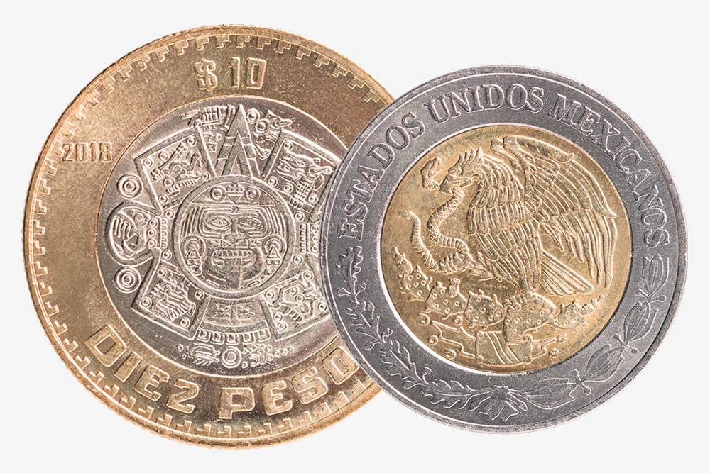 Монеты в 10 и 5 песо. На десятке изображена часть карты ацтеков, а на пятерке — часть флага Мексики