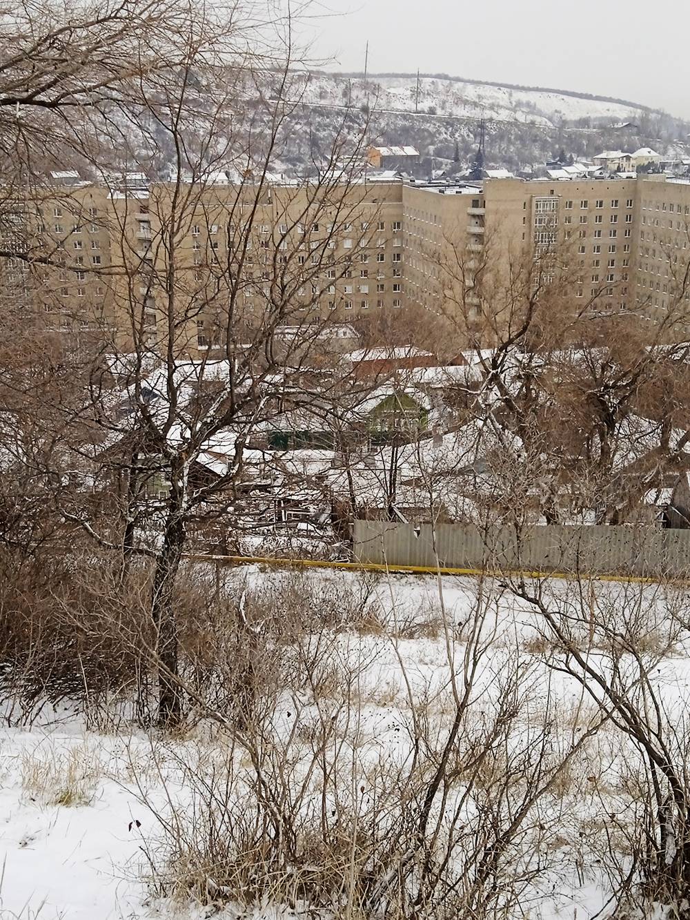 Спуск к&nbsp;лыжной базе и&nbsp;наш район с&nbsp;горы на&nbsp;фоне областной больницы