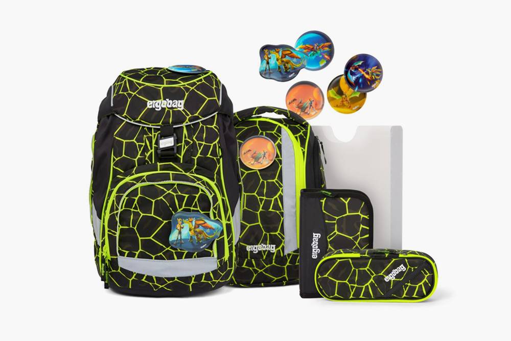 К рюкзаку Ergobag прилагается рюкзачок для&nbsp;спортивной формы, два пенала, папка для&nbsp;тетрадей и наклейки. Источник: ergobags.ru