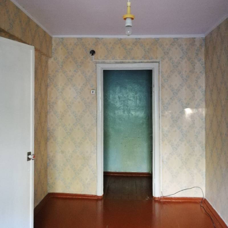 Так выглядел вход в гардеробную из спальни. В советское время это помещение площадью 2,7 м² называли «тещина комната»