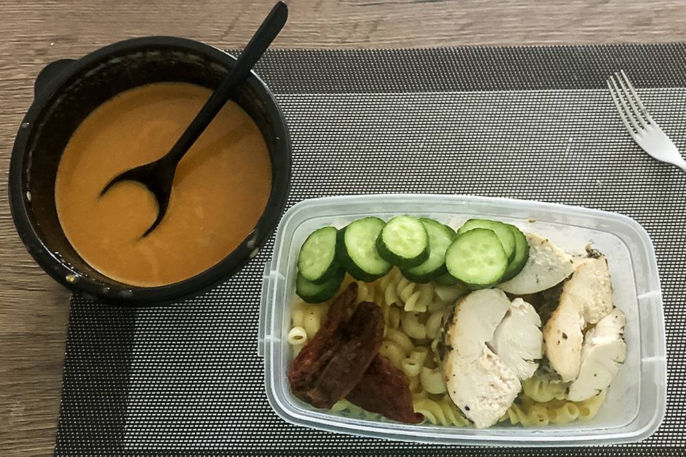 Обед: том ям, куриное филе с макаронами и овощами