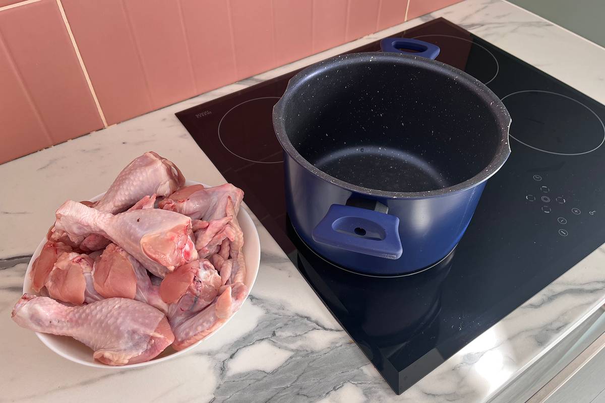 У меня была охлажденная курица, но можно взять и замороженную — только дайте ей отлежаться при&nbsp;комнатной температуре хотя&nbsp;бы полчаса
