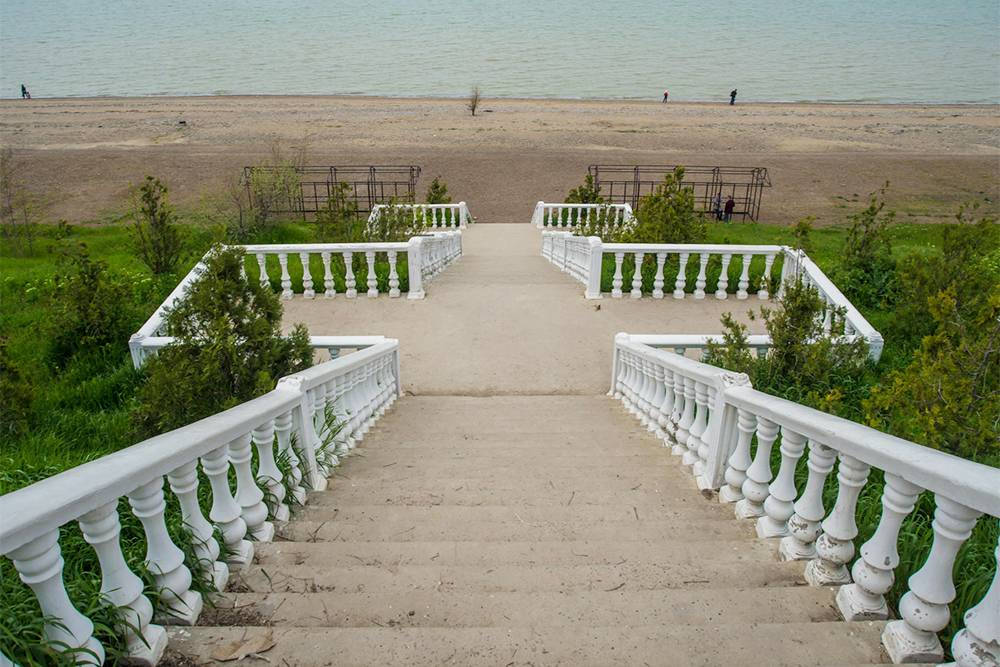 К пляжу «Каменка» возле гостиницы в Ейске ведет такая лестница. На сайте отеля об этом не предупреждают. Источник: kukarta.ru